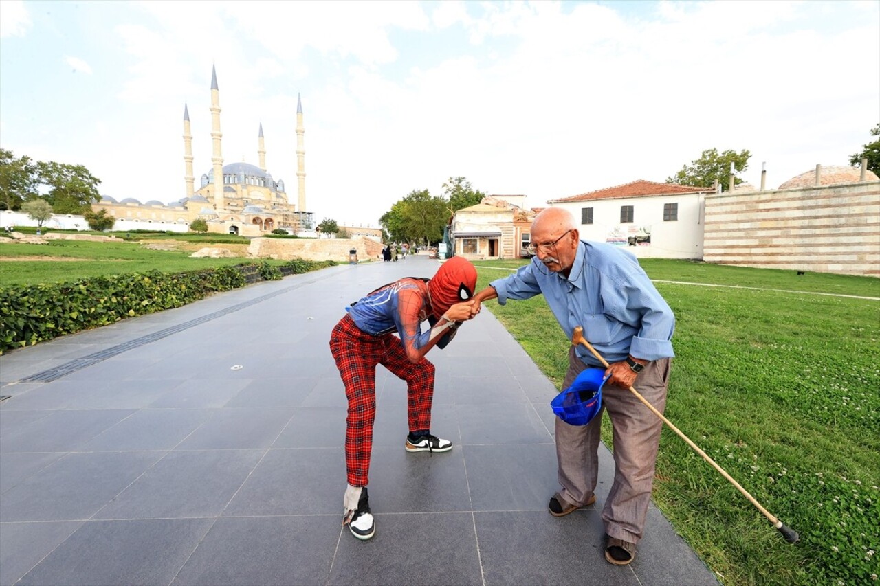 Türkiye'yi gezme hayalini gerçekleştirmek için "Örümcek Adam" kostümüyle yola çıkan Salih Ayaz...