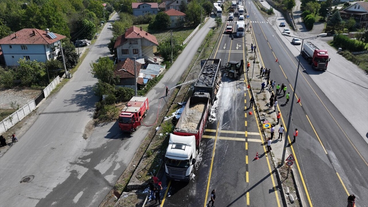 Düzce’nin Kaynaşlı ilçesinde freni boşalan tırın başka bir tıra çarpması sonucu, çarpan tırda...