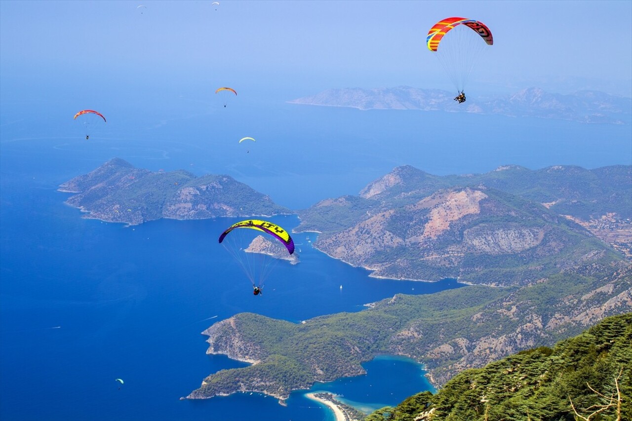 Muğla'nın Fethiye ilçesindeki Babadağ'dan 8 ayda 138 bin 158 yamaç paraşütü uçuşu...