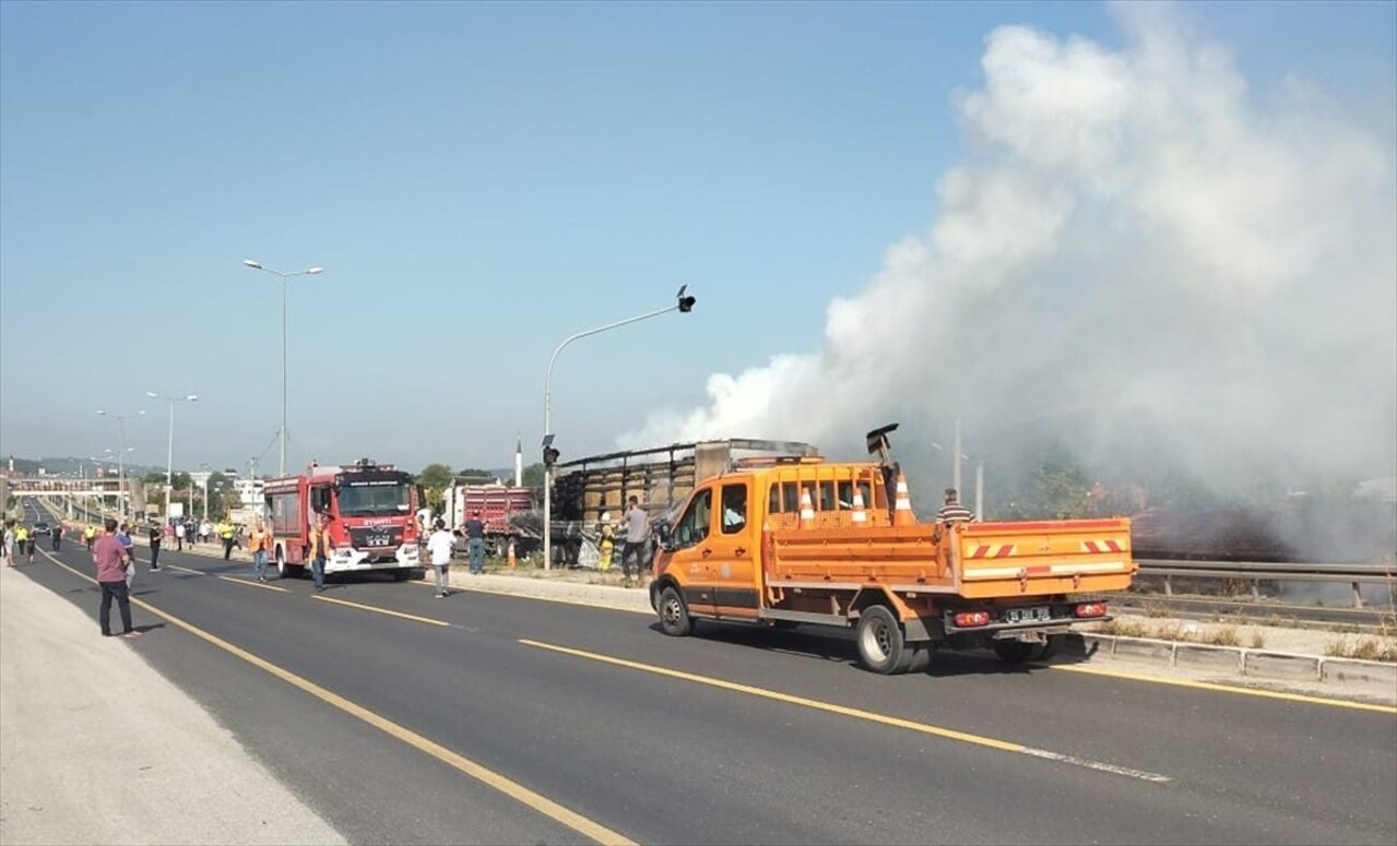 Düzce’nin Kaynaşlı ilçesinde freni boşalan tırın başka bir tıra çarpması sonucu anne ile 2 çocuğu...