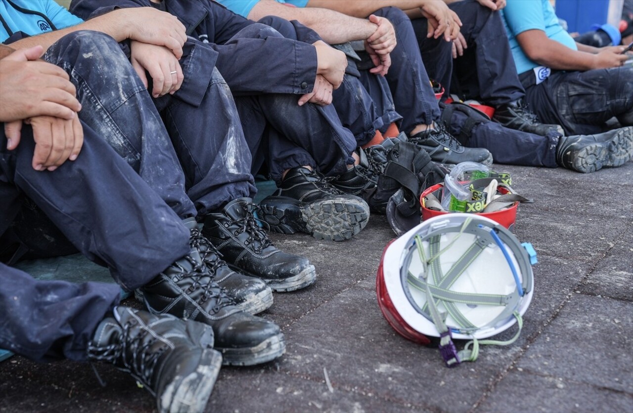 Anadolu Ajansı (AA) personeli, AFAD tarafından oluşturulan enkaz sahasında uygulamalı arama ve...