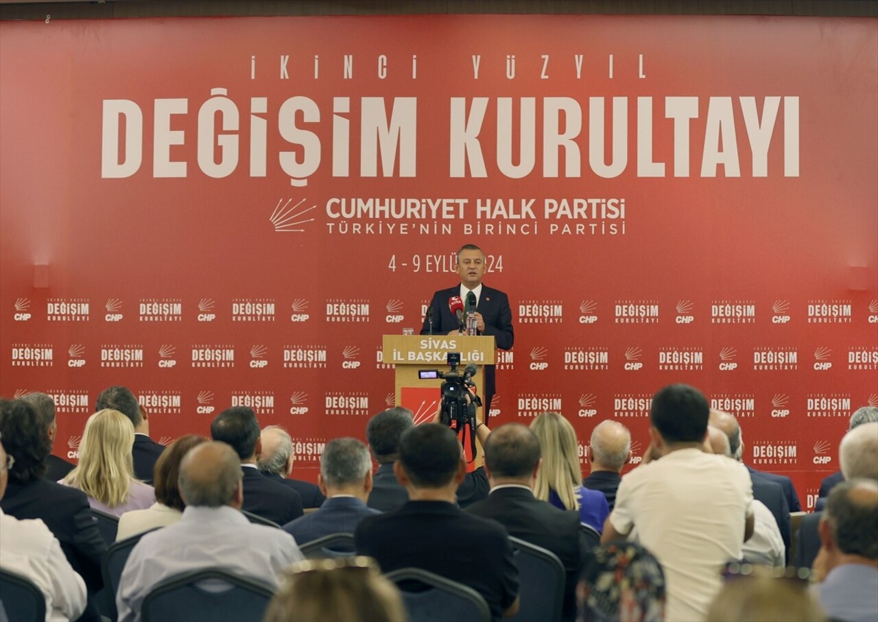 CHP Genel Başkanı Özgür Özel, partisince Sivas'ta bir otelde düzenlenen "İkinci Yüzyıl Değişim...