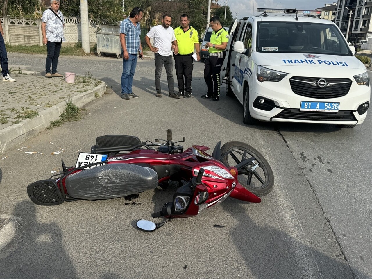 Düzce'de iki motosikletin çarpıştığı kazada ağır yaralanan sürücüler, hastaneye...