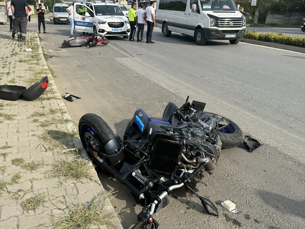 Düzce'de iki motosikletin çarpıştığı kazada ağır yaralanan sürücüler, hastaneye...