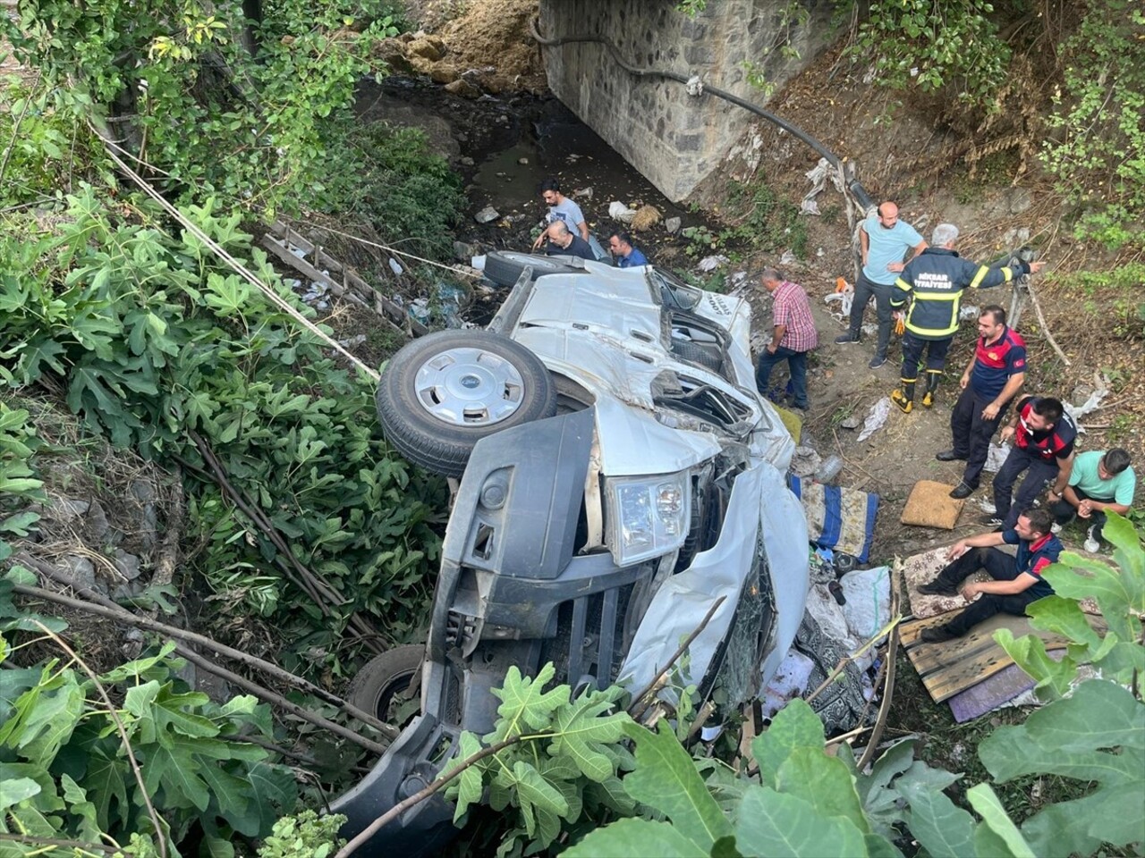 Tokat'ın Niksar ilçesinde fındık işçilerini taşıyan minibüsün devrilmesi sonucu 20 kişi...