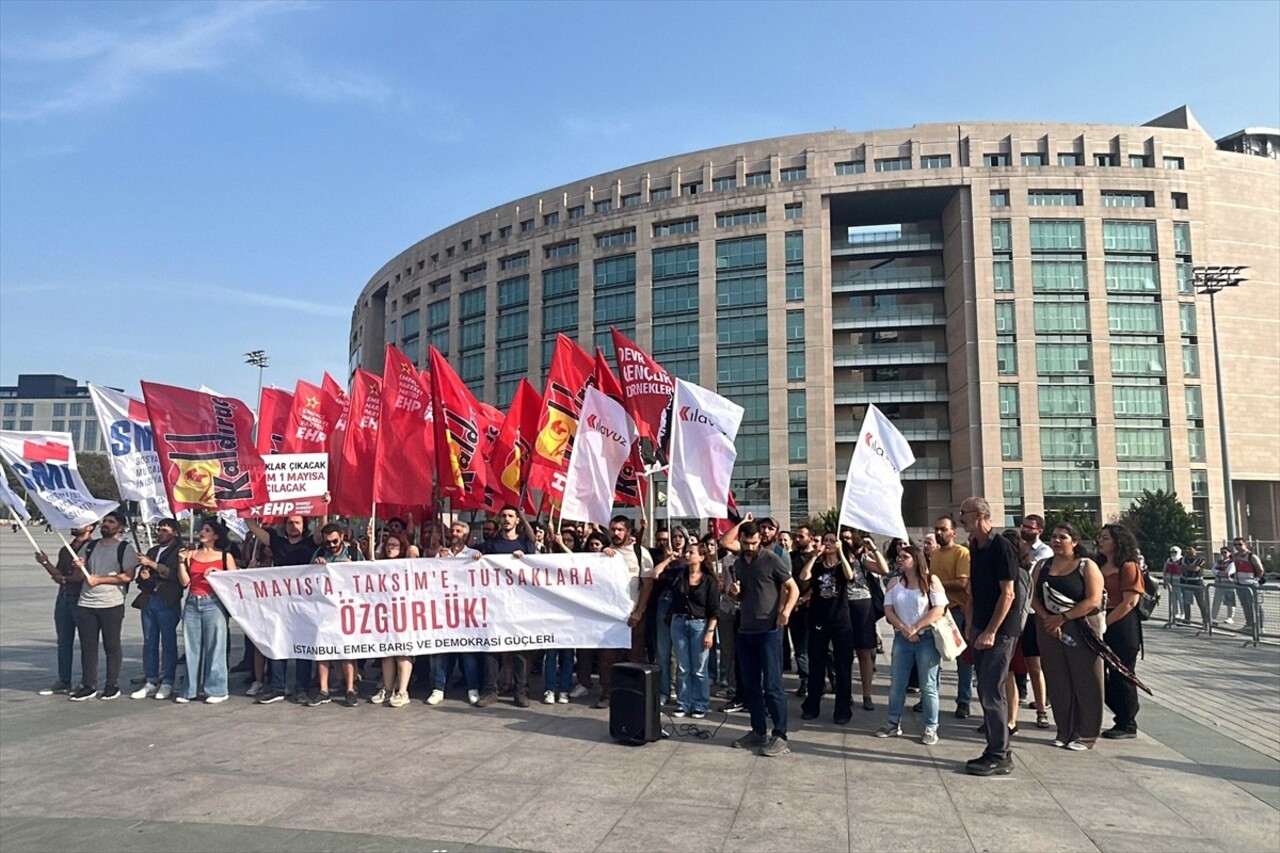 İstanbul'da 1 Mayıs Emek ve Dayanışma Günü'nde Taksim Meydanı'na ilerlemeye çalışıp polislere...