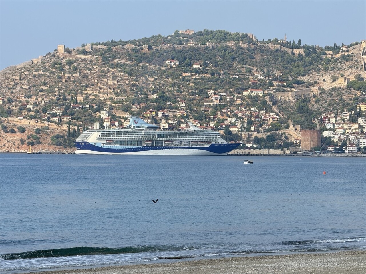 Bahama bayraklı "Marella Discovery" adlı kruvaziyer, 1743 yolcusuyla Antalya'nın Alanya ilçesinde...