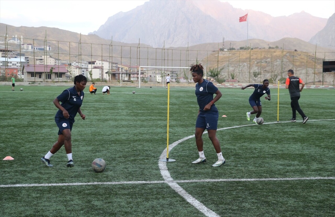 Turkcell Kadın Futbol Ligi ekiplerinden Hakkarigücü, 5'i Afrikalı 9 oyuncu transfer ederek...