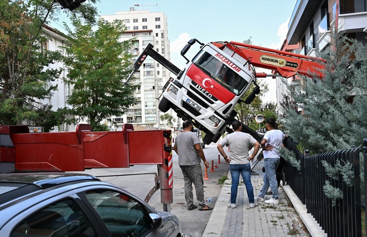 Ankara'nın Çankaya ilçesinde, bir binanın çatısına malzeme taşıyan vinç yan yattı. Olayda herhangi...