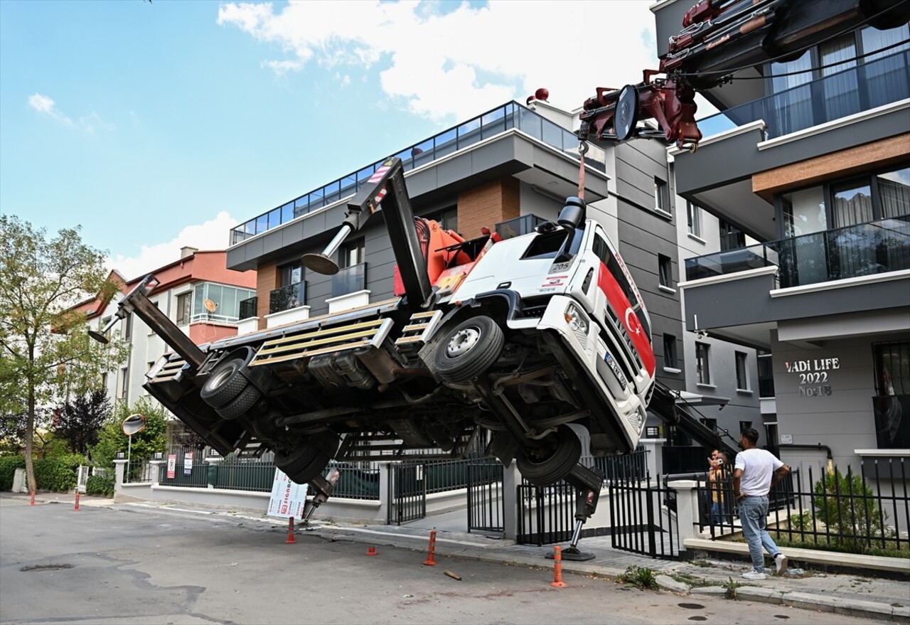 Ankara'nın Çankaya ilçesinde, bir binanın çatısına malzeme taşıyan vinç yan yattı. Olayda herhangi...