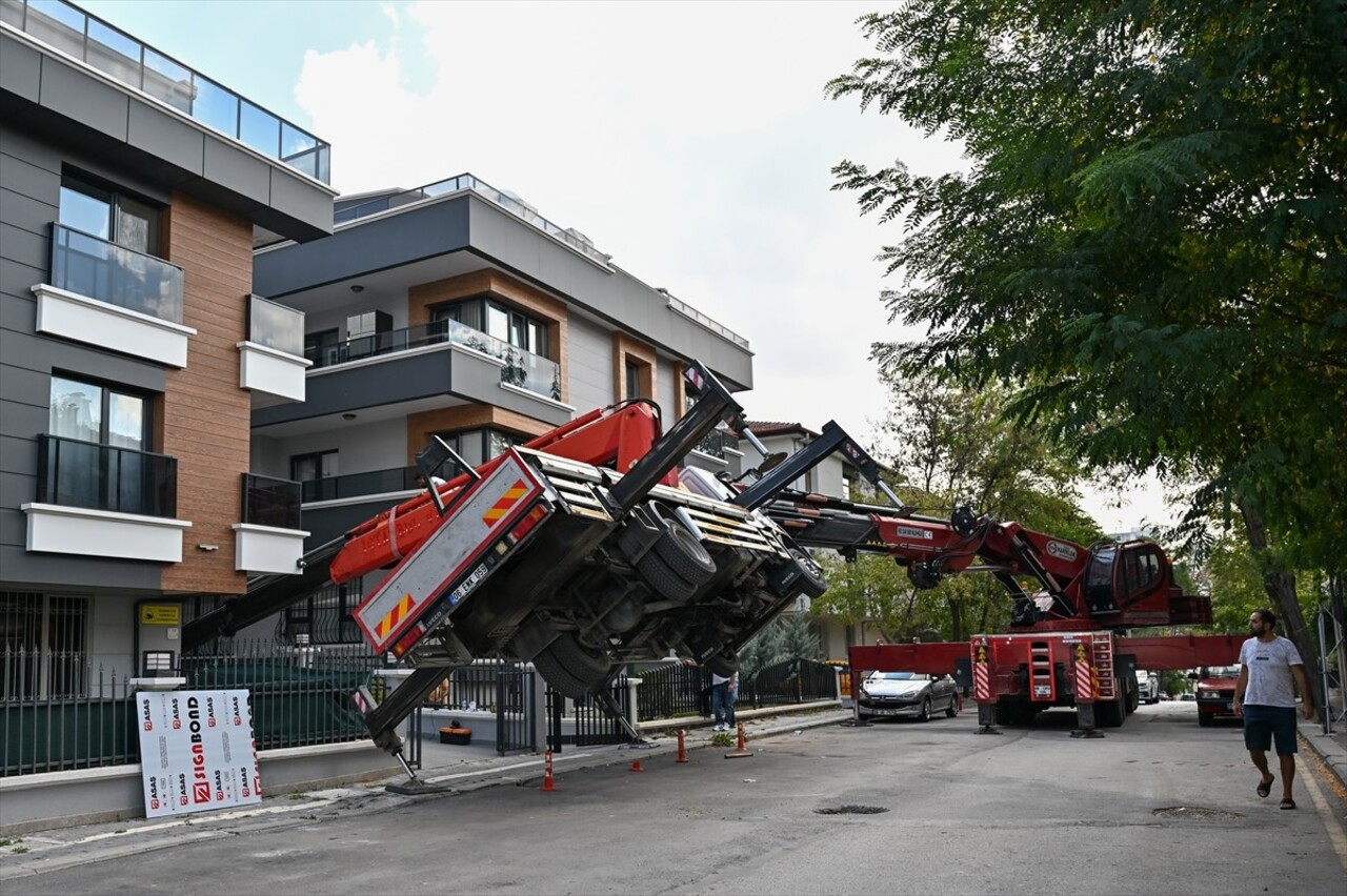 Ankara'nın Çankaya ilçesinde, bir binanın çatısına malzeme taşıyan vinç yan yattı. Olayda herhangi...