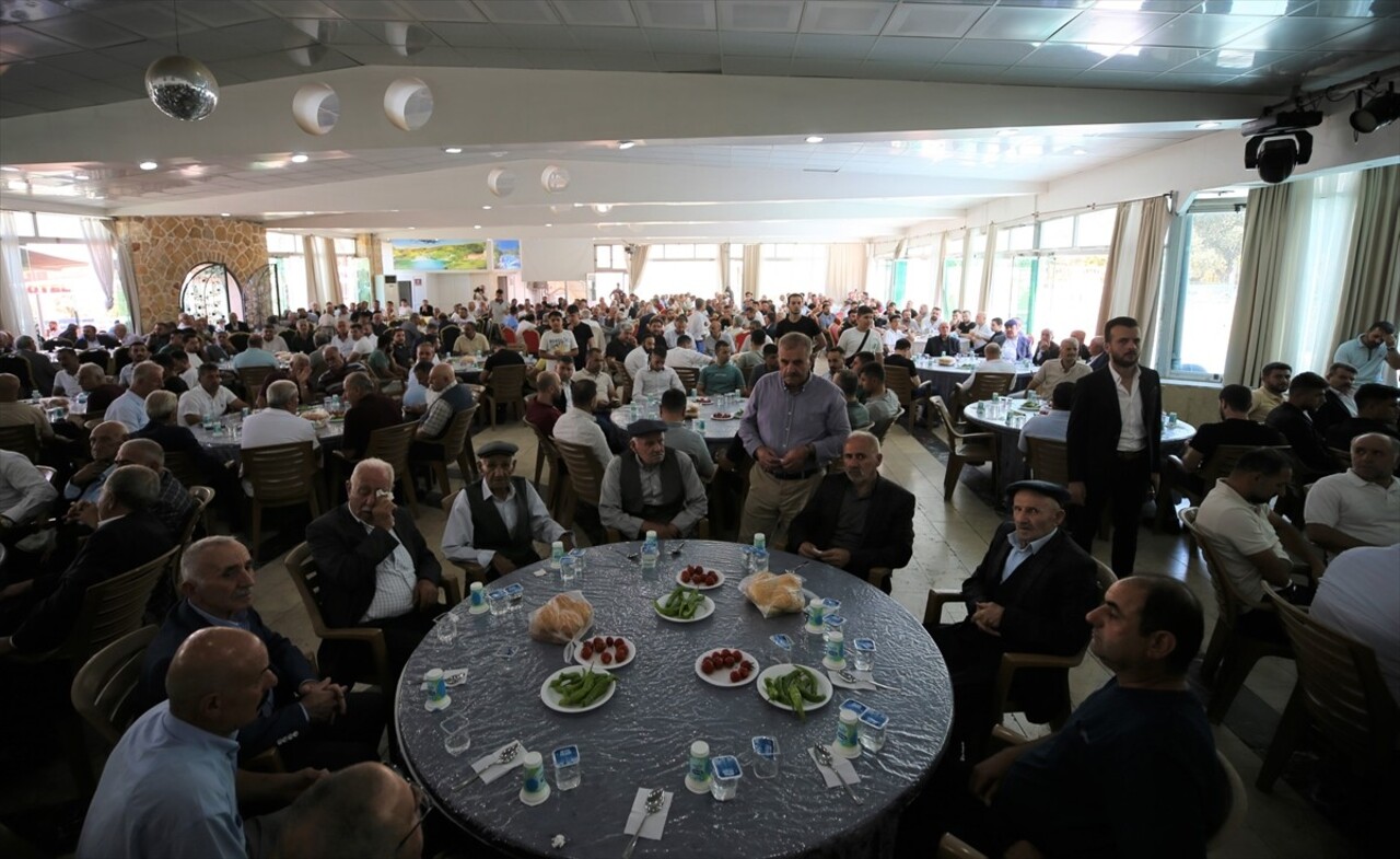 Mardin'in merkez Artuklu ilçesinde aralarında husumet bulunan iki aile barıştırıldı. İlçede 2 yıl...