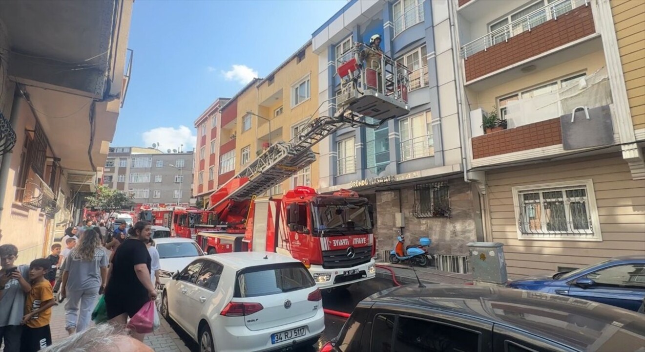 Gaziosmanpaşa'da 3 katlı apartmanın en üst katında çıkan ve bitişiğindeki 2 binanın çatısına...