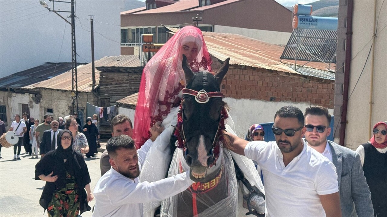 Bayburt'ta kayınpederinin isteğini geri çevirmeyen gelin, damadın evine at üzerinde getirildi.