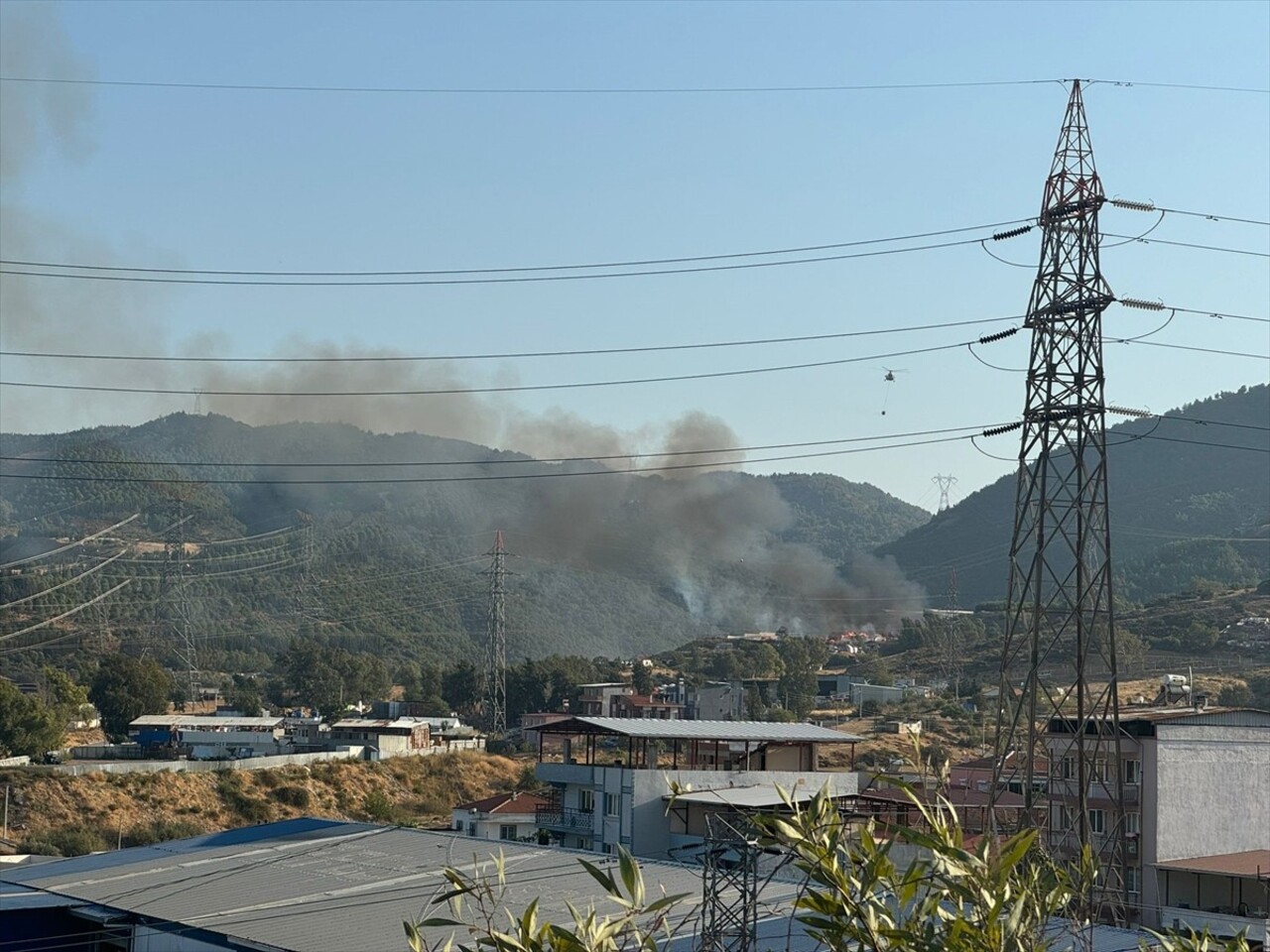 İzmir'in Karabağlar ilçesinde, katı atık depolama sahasında yangın çıktı.