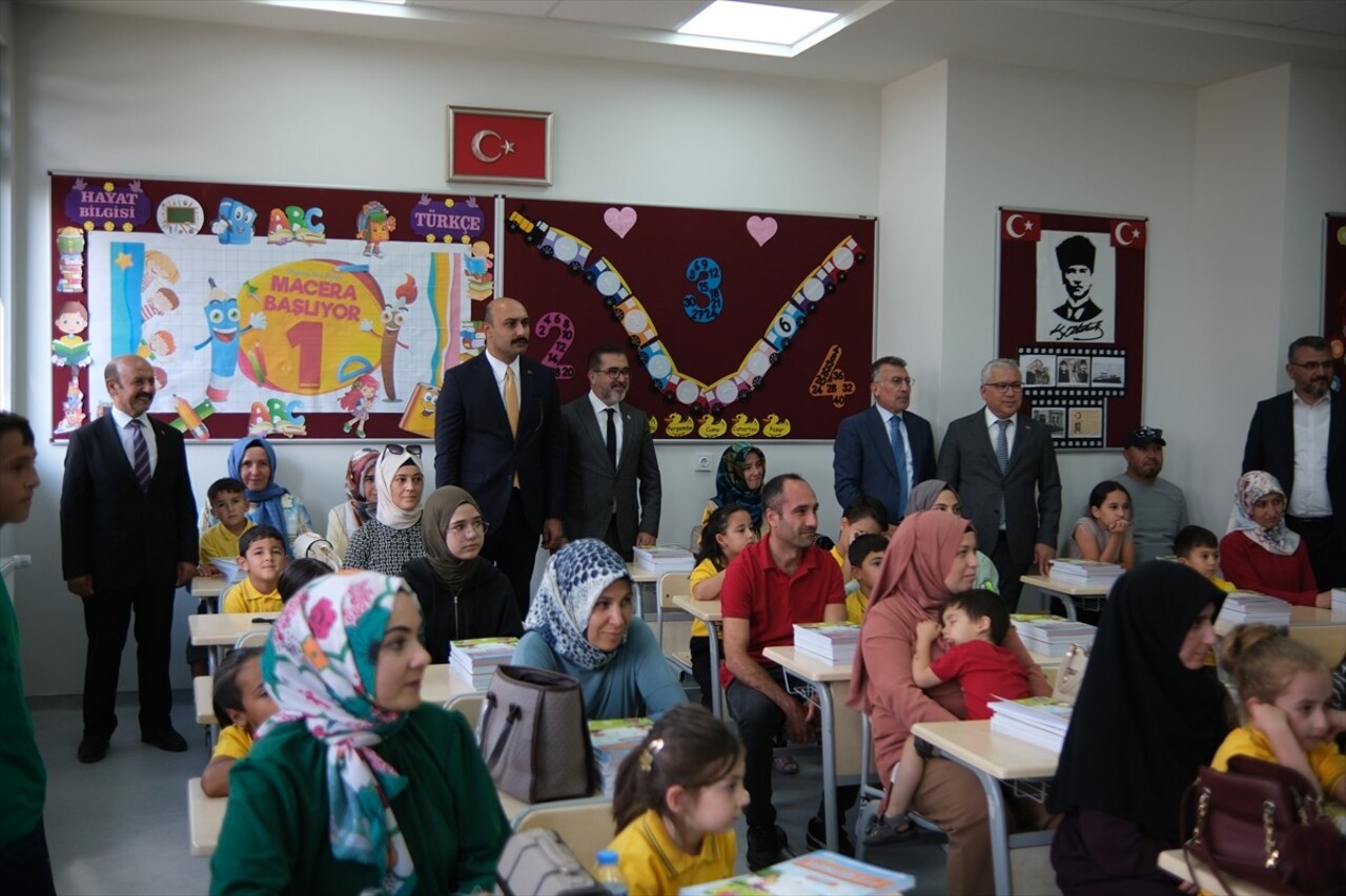 AK Parti TBMM Grup Başkanı Abdullah Güler, Sivas'ın Şarkışla ilçesinde yapımı tamamlanan okulun...