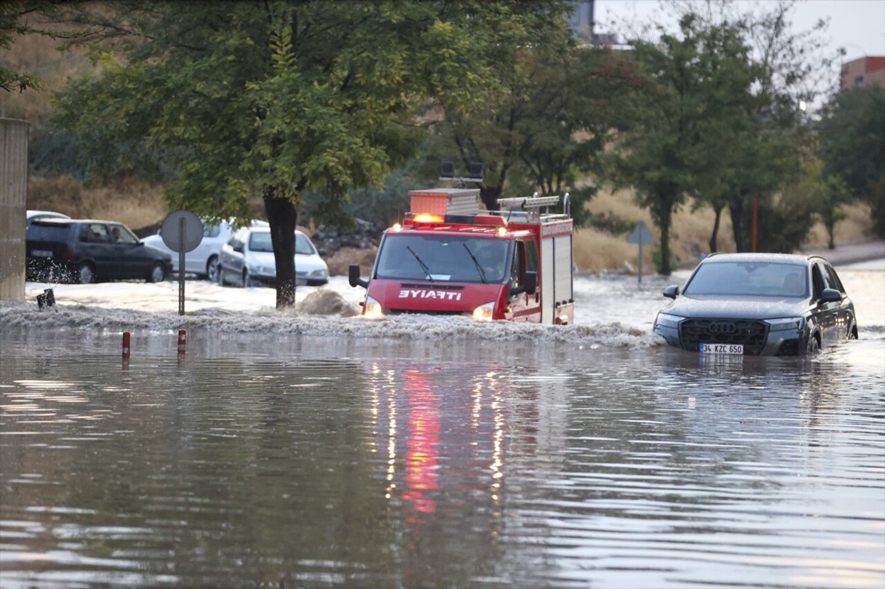 Gaziantep'te etkili olan sağanak hayatı olumsuz etkiledi. Kentte akşam saatlerinde başlayan yağmur...