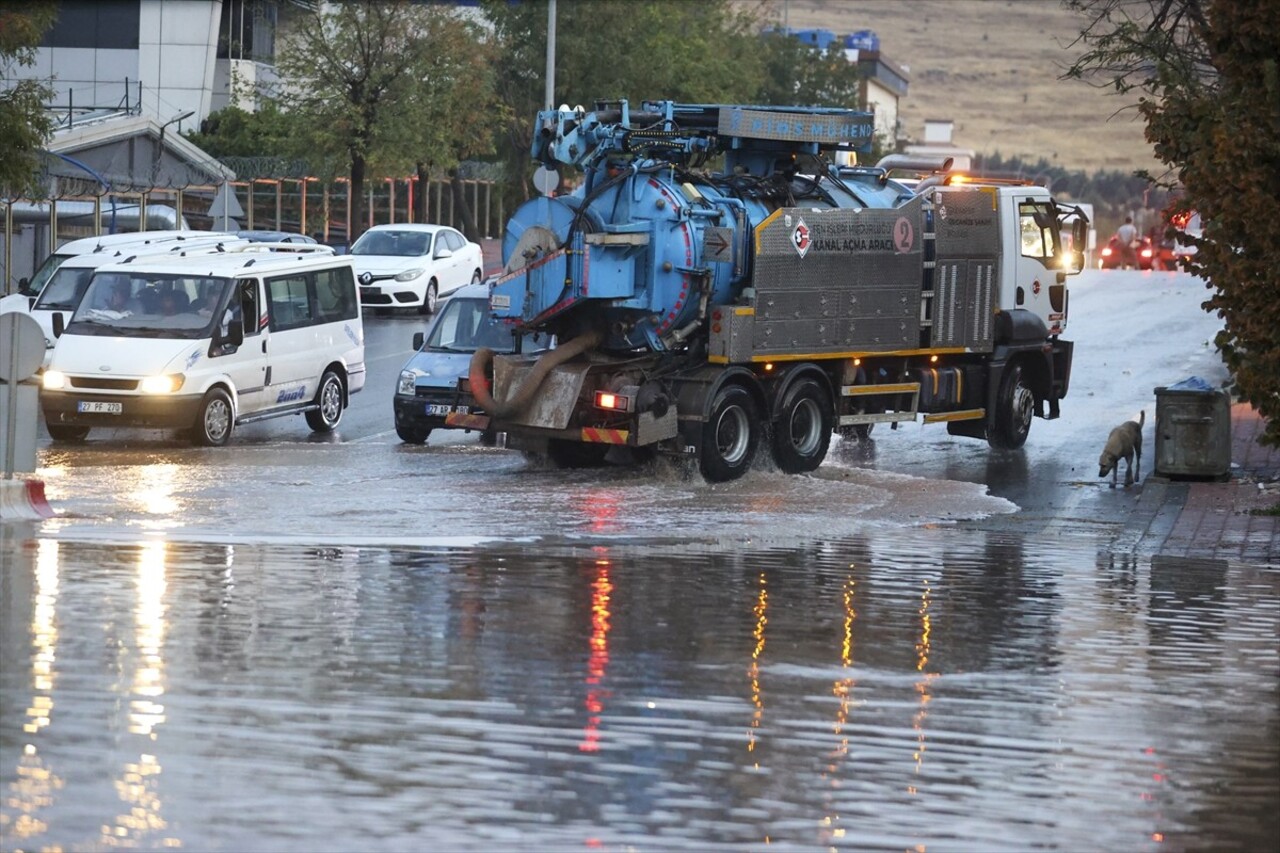 Gaziantep'te etkili olan sağanak hayatı olumsuz etkiledi. Kentte akşam saatlerinde başlayan yağmur...