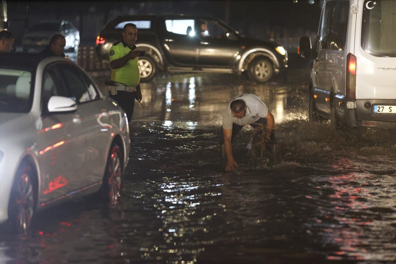 Gaziantep'te etkili olan sağanak hayatı olumsuz etkiledi. Kentte akşam saatlerinde başlayan yağmur...