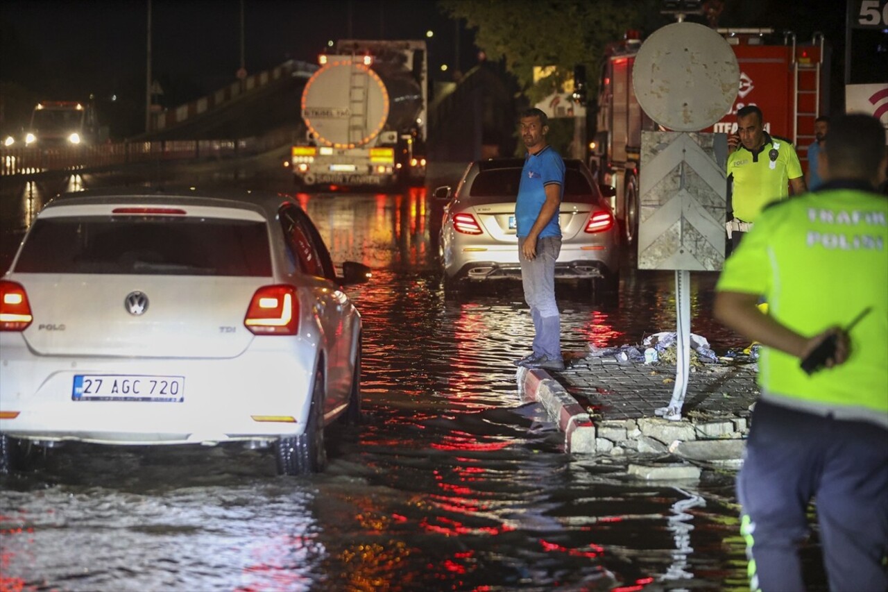 Gaziantep'te etkili olan sağanak hayatı olumsuz etkiledi. Kentte akşam saatlerinde başlayan yağmur...