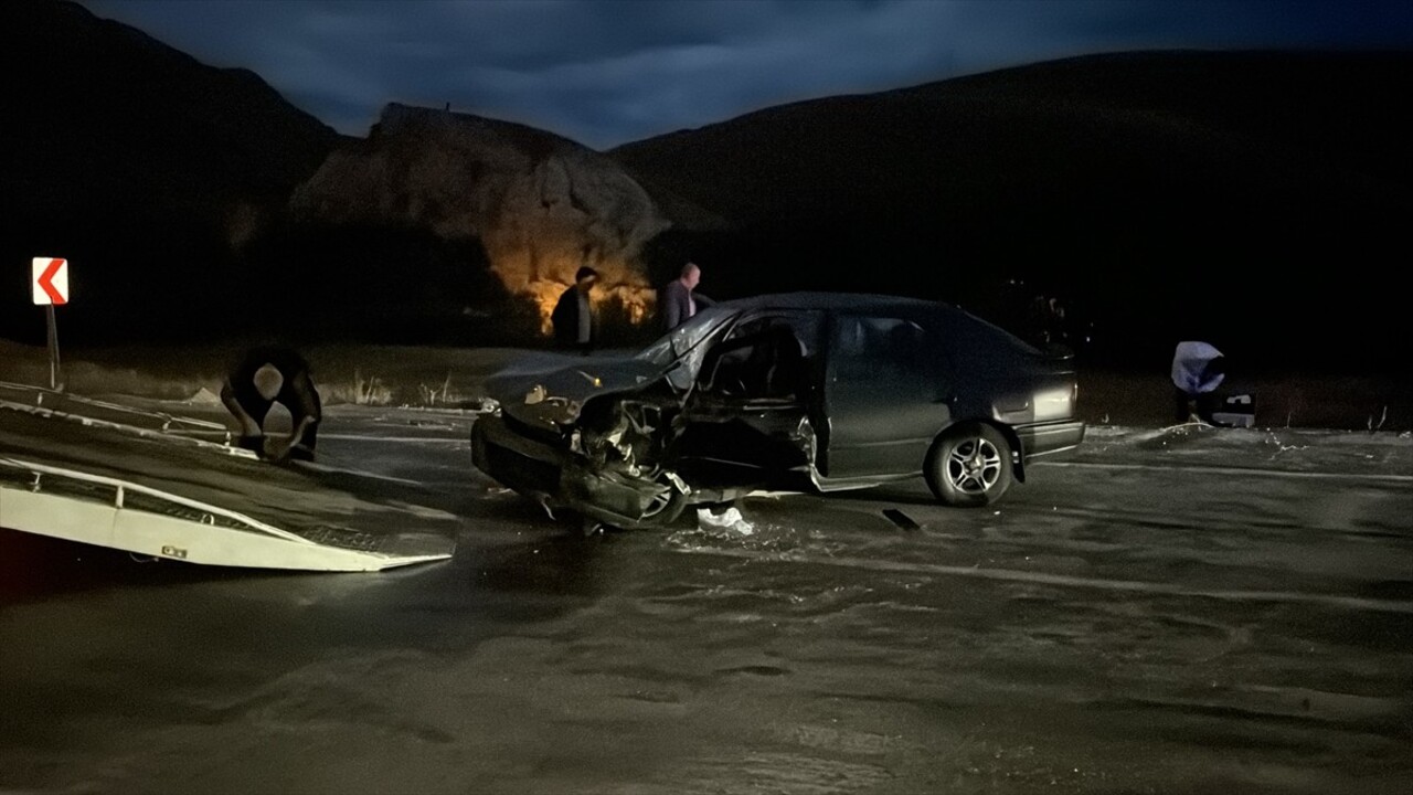  Bayburt'ta otomobil ile cipin çarpışması sonucu 1 kişi öldü, 2 kişi yaralandı.