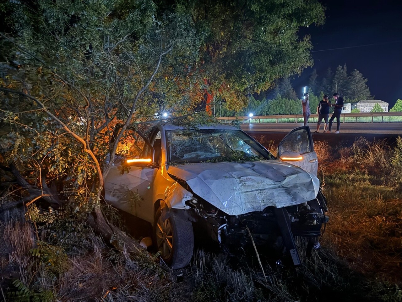 Afyonkarahisar'ın Sandıklı ilçesinde iki otomobilin çarpışması sonucu 2 kardeş hayatını kaybetti...