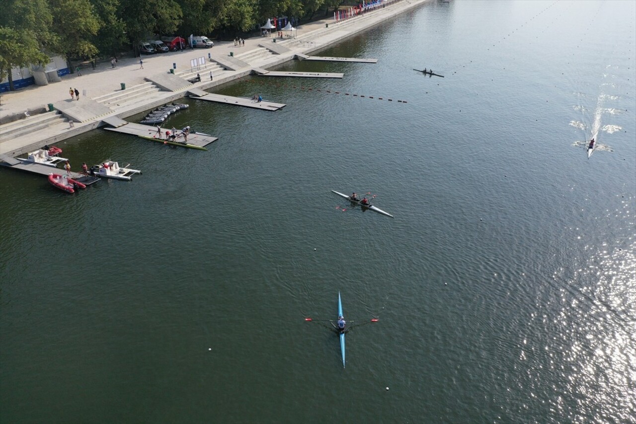 Edirne'de yarın başlayacak Avrupa 23 Yaş Altı Kürek Şampiyonası öncesi sporcular antrenman yaptı....