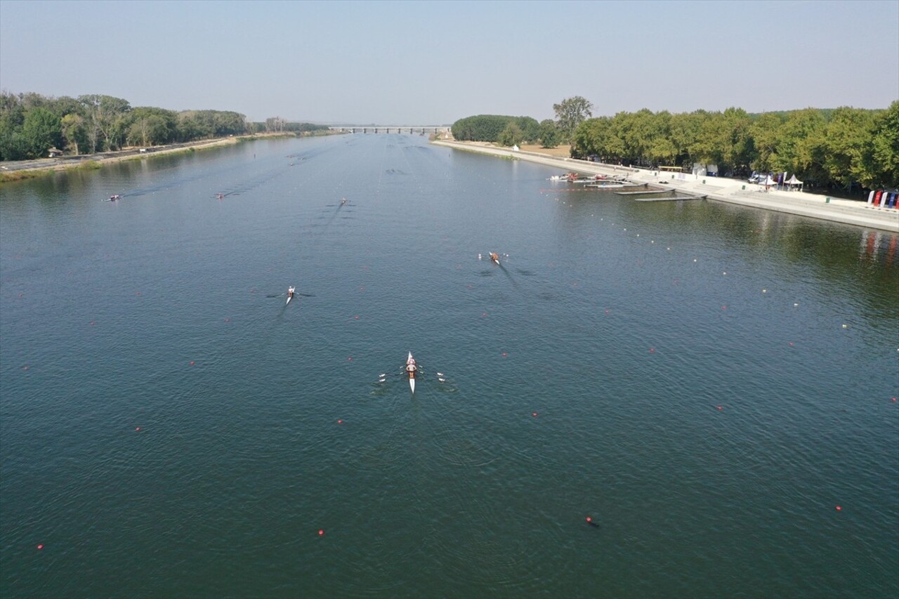 Edirne'de yarın başlayacak Avrupa 23 Yaş Altı Kürek Şampiyonası öncesi sporcular antrenman yaptı....