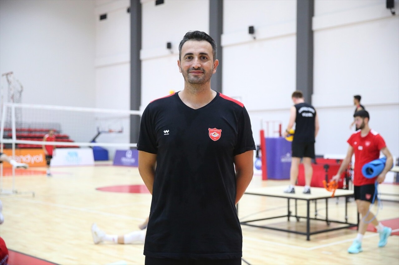 Voleybol Efeler Ligi'nde ikinci sezonuna hazırlanan Alanya Belediyespor'un başantrenörü Serkan...