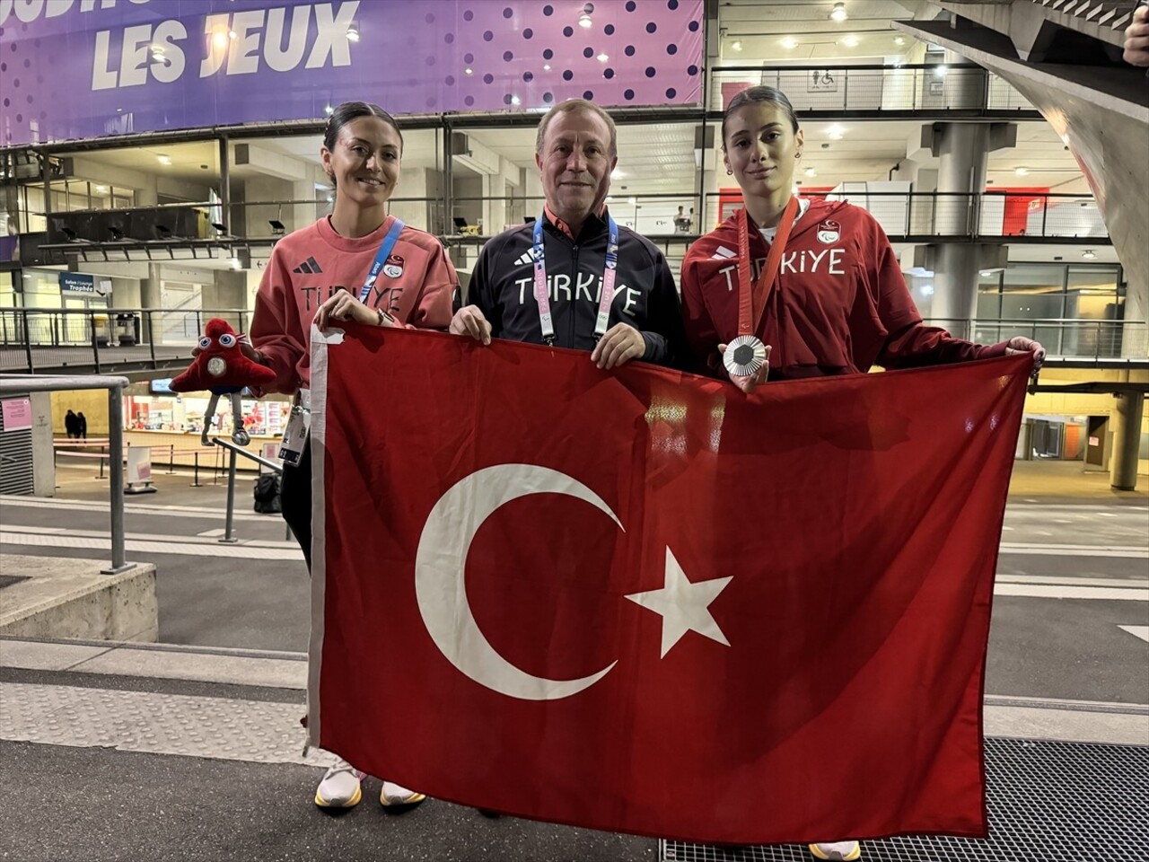 Türkiye'nin ilk paralimpik madalyalı özel sporcusu Aysel Önder (sağda), Paris 2024 Paralimpik...