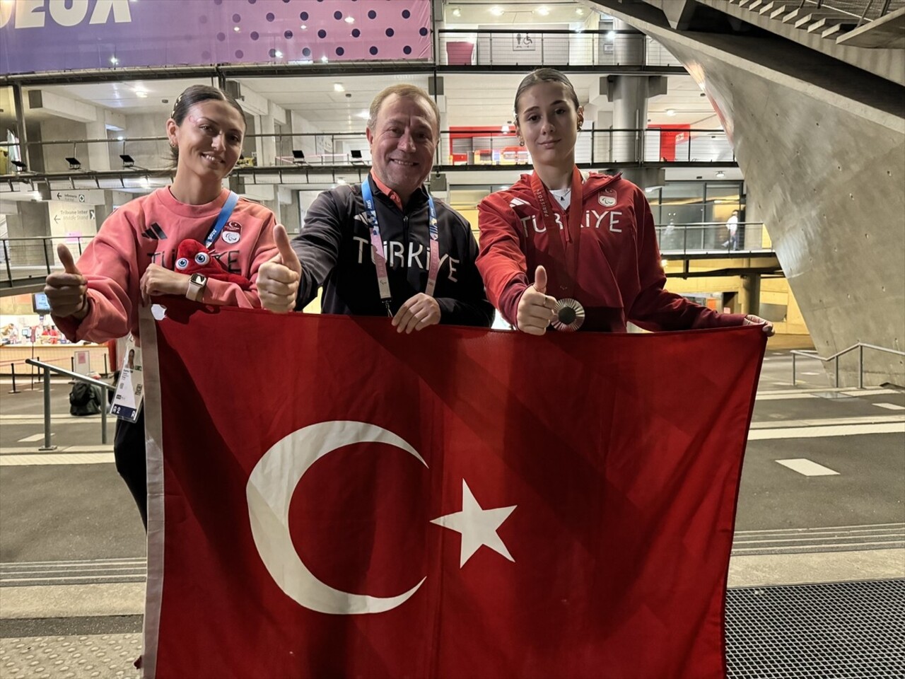 Türkiye'nin ilk paralimpik madalyalı özel sporcusu Aysel Önder (sağda), Paris 2024 Paralimpik...