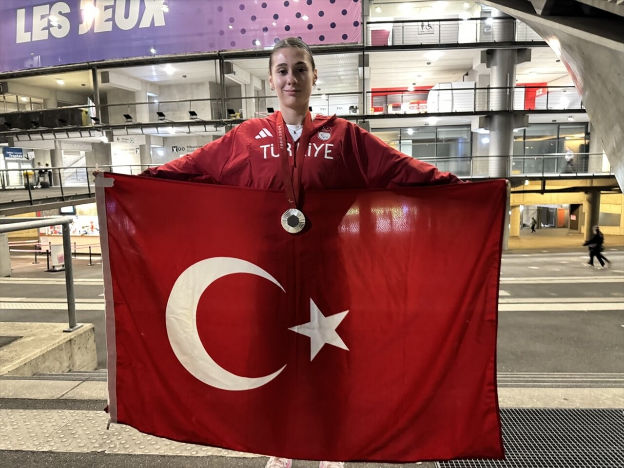 Türkiye'nin ilk paralimpik madalyalı özel sporcusu Aysel Önder (sağda), Paris 2024 Paralimpik...