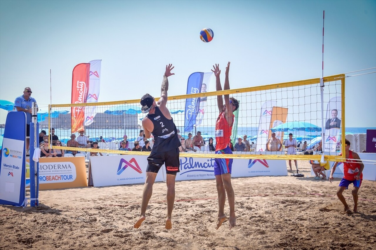 Voleybolda Pro Beach Tour Mersin Etabı, Erdemli ilçesindeki Kızkalesi sahilinde başladı. 21'i...