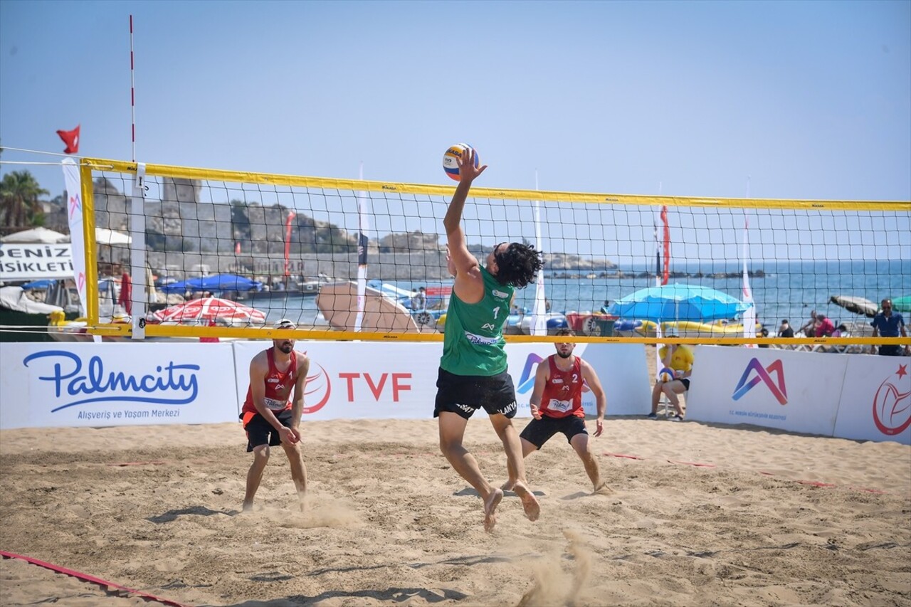 Voleybolda Pro Beach Tour Mersin Etabı, Erdemli ilçesindeki Kızkalesi sahilinde başladı. 21'i...