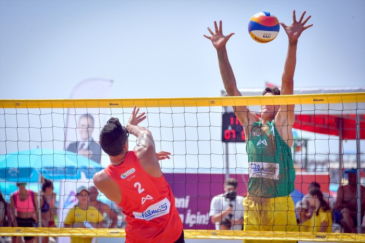 Voleybolda Pro Beach Tour Mersin Etabı, Erdemli ilçesindeki Kızkalesi sahilinde başladı. 21'i...