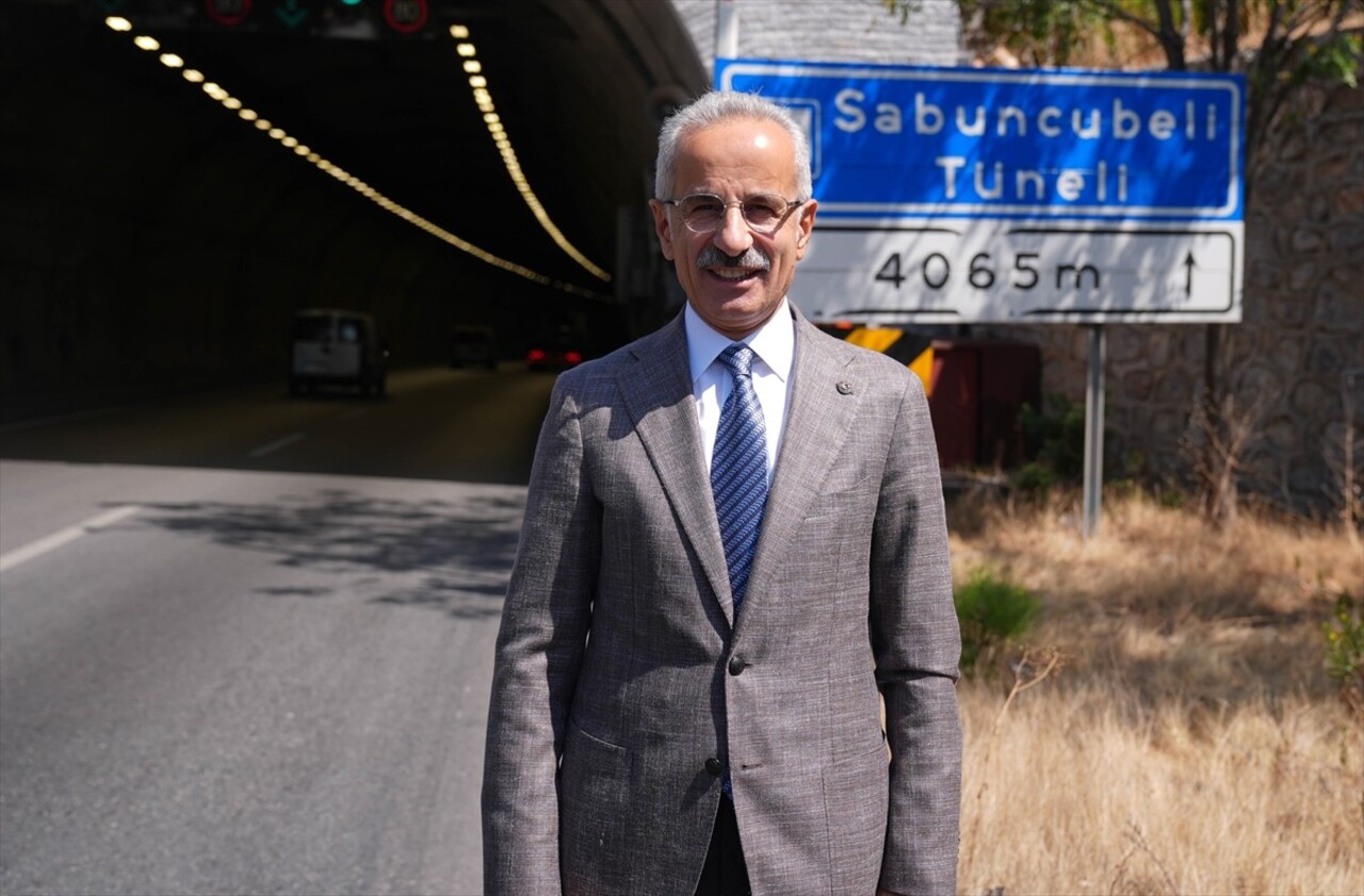 Ulaştırma ve Altyapı Bakanı Abdulkadir Uraloğlu, Manisa-İzmir Devlet Yolu ve Sabuncubeli Tüneli'ni...