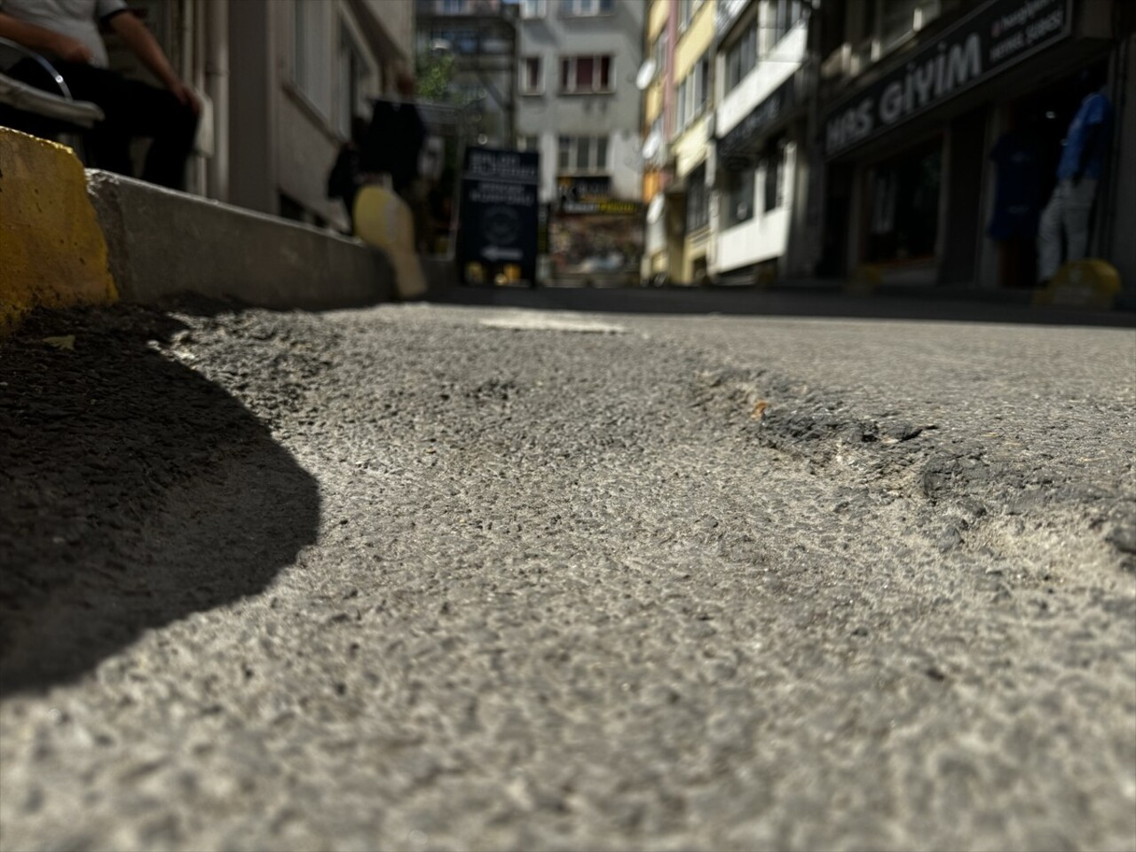 Bursa'nın Osmangazi ilçesinde bir sokakta iş yerleri bulunan esnaf, belediye yetkililerinden...