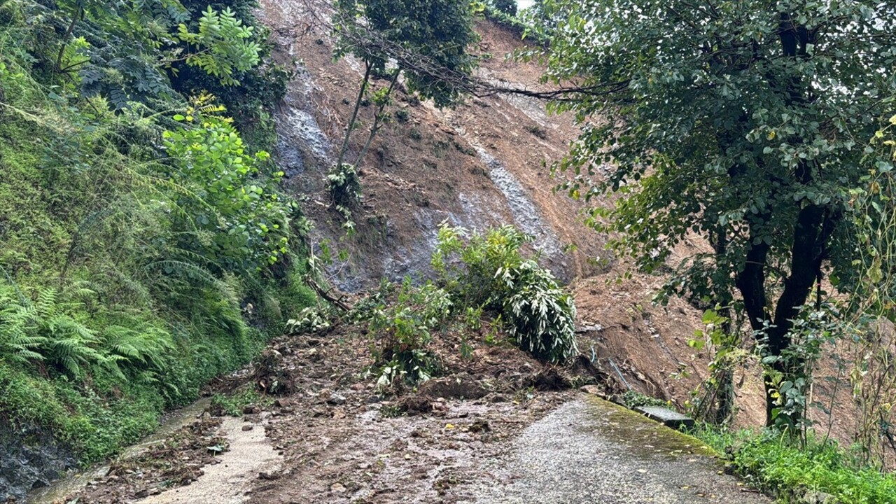 Rize'de etkili olan sağanak nedeniyle bazı derelerin debisi yükseldi ve toprak kayması meydana...