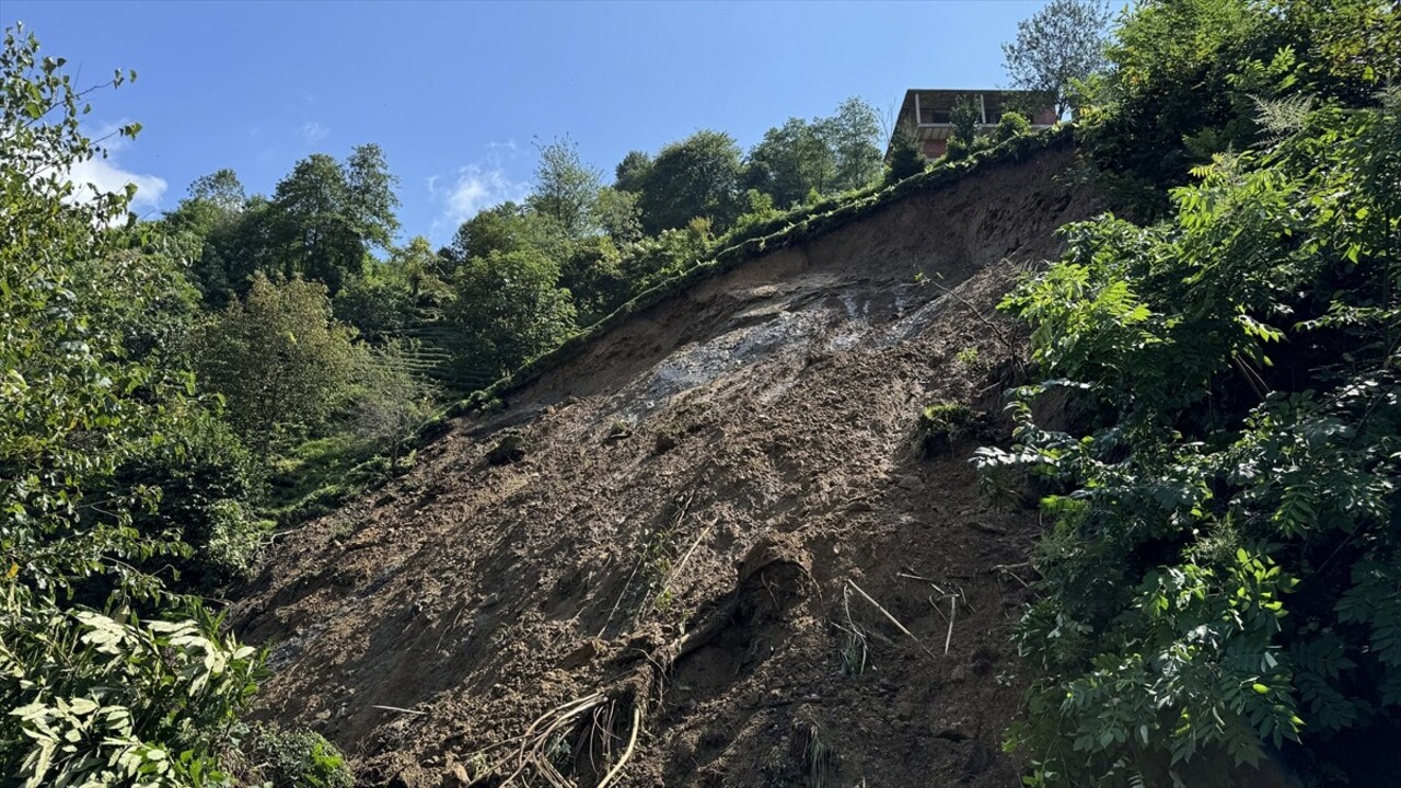 Rize'de etkili olan sağanak nedeniyle bazı derelerin debisi yükseldi ve toprak kayması meydana...