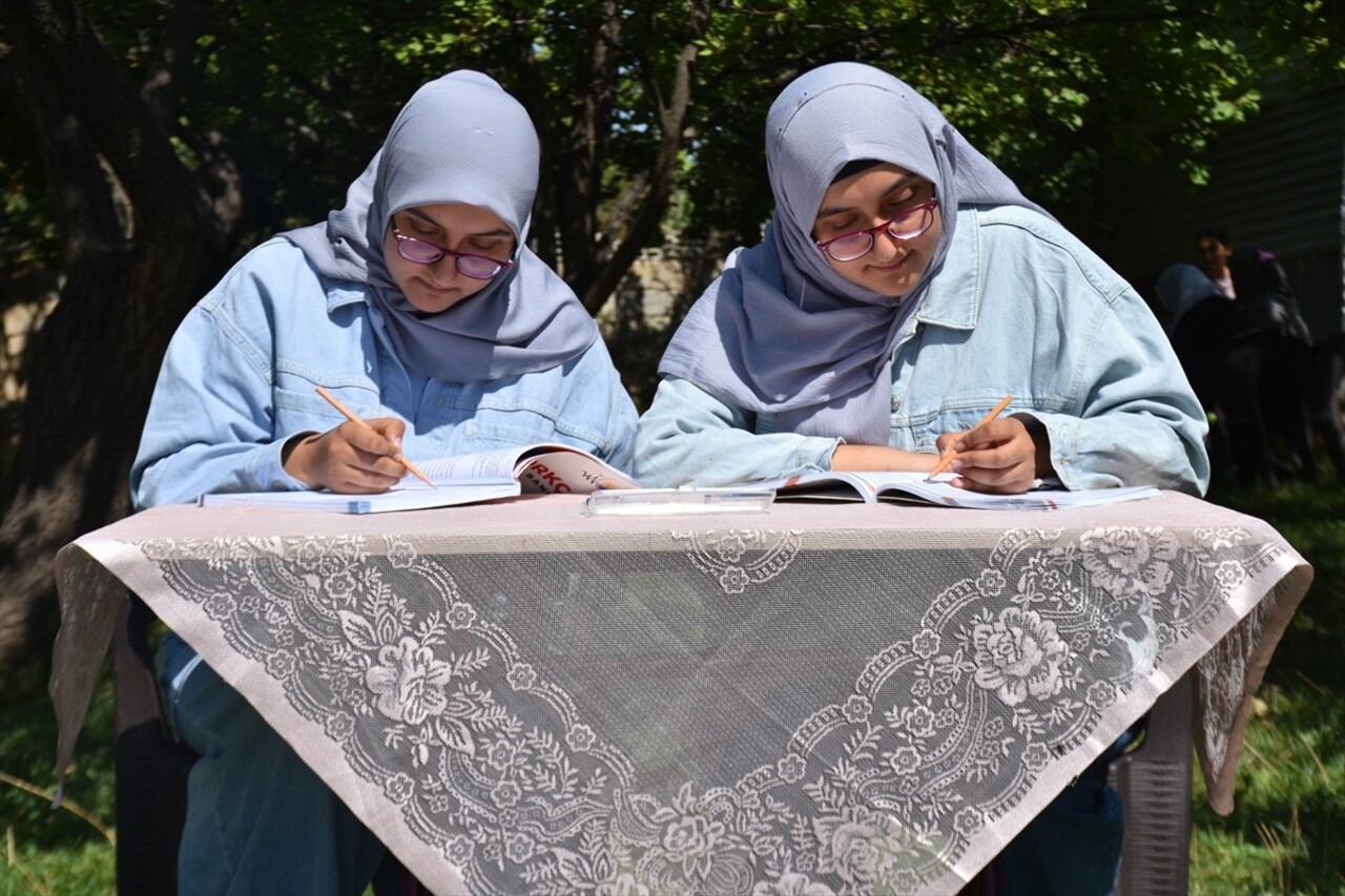  Van'da geçen yıl Yükseköğretim Kurumları Sınavı'nda (YKS) daha yüksek puan almasına rağmen eğitim...