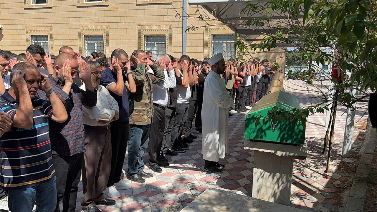 Isparta'da sopayla darbedilmesi sonucu hastanede yaşamını yitiren Ertuğrul Samed Cendere, kent...