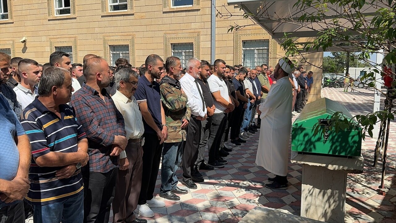 Isparta'da sopayla darbedilmesi sonucu hastanede yaşamını yitiren Ertuğrul Samed Cendere, kent...