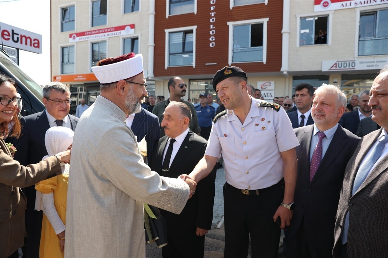 Diyanet İşleri Başkanı Ali Erbaş, Yalova'nın Çiftlikköy ilçesinde müftülüğün yeni hizmet binasının...