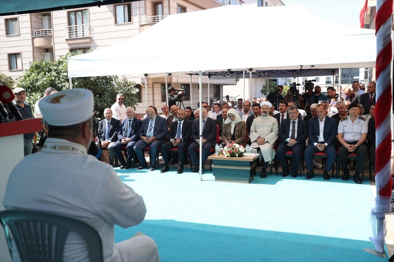 Diyanet İşleri Başkanı Ali Erbaş, Yalova'nın Çiftlikköy ilçesinde müftülüğün yeni hizmet binasının...