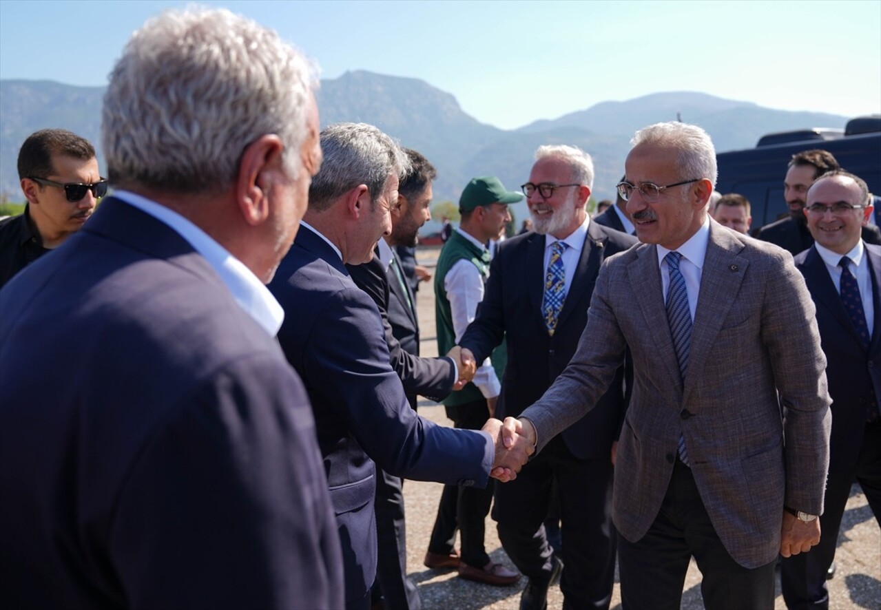 Ulaştırma ve Altyapı Bakanı Abdulkadir Uraloğlu (sağda), Manisa programı kapsamında yapımı süren...