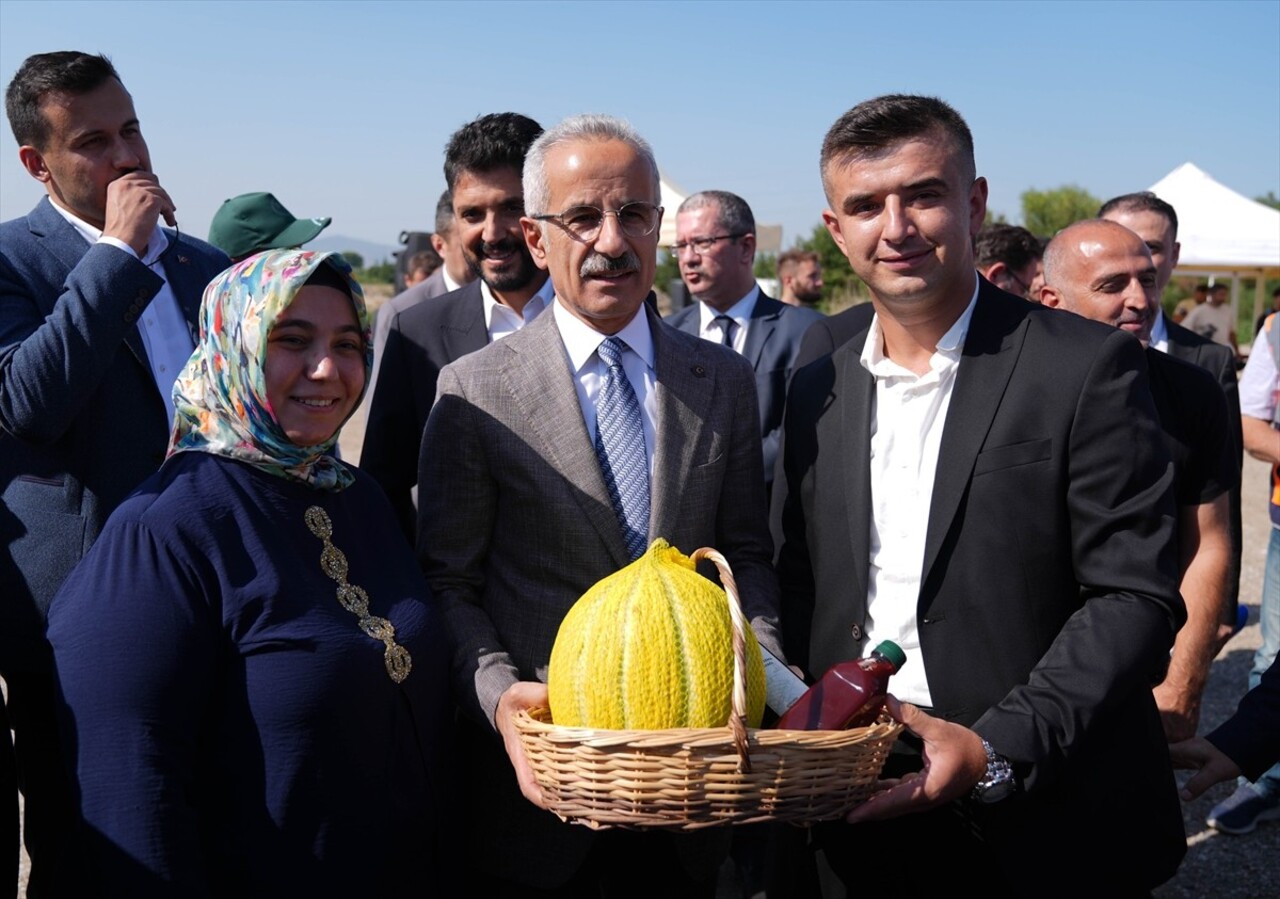 Ulaştırma ve Altyapı Bakanı Abdulkadir Uraloğlu (sağda), Manisa programı kapsamında yapımı süren...