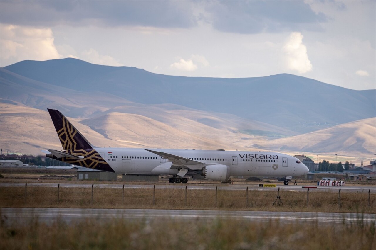 Hindistan-Almanya seferini yapan Vistara Hava Yolları’na ait yolcu uçağı, bomba ihbarı üzerine...