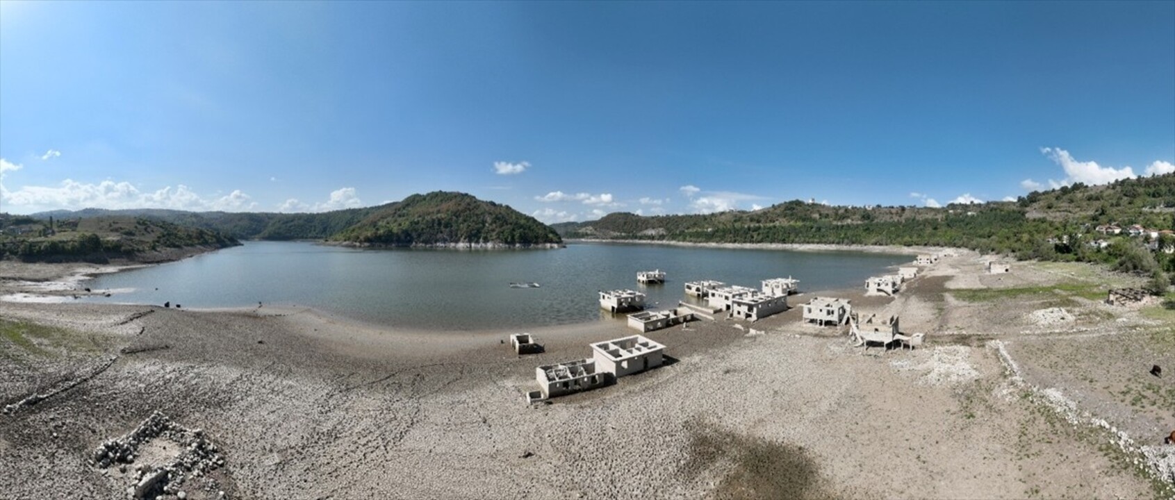 Zonguldak'ın Karadeniz Ereğli ilçesindeki Kızılcapınar Barajı'nda yüksek hava sıcaklıkları ve...