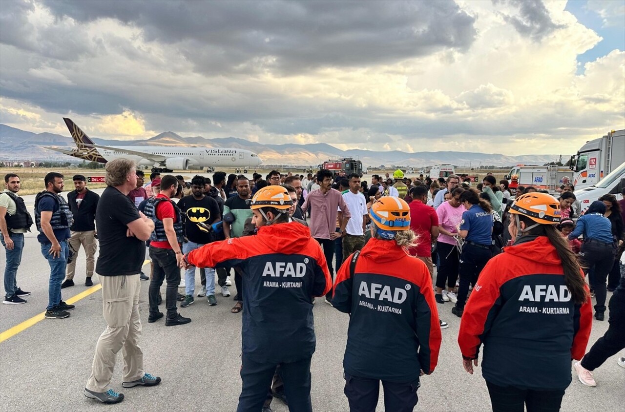 Hindistan-Almanya seferini yapan Vistara Hava Yolları’na ait yolcu uçağı, bomba ihbarı üzerine...