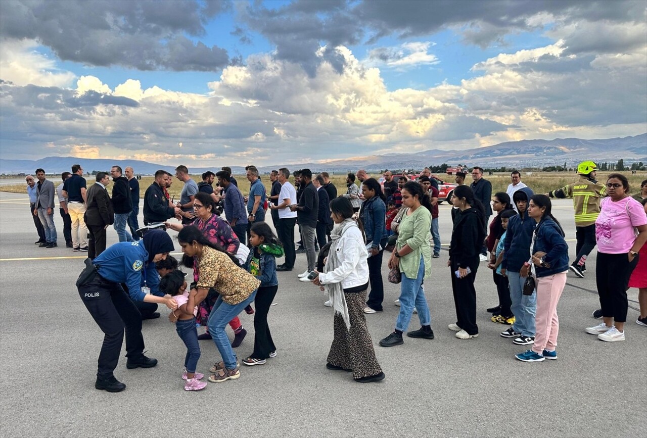 Hindistan-Almanya seferini yapan Vistara Hava Yolları’na ait yolcu uçağı, bomba ihbarı üzerine...